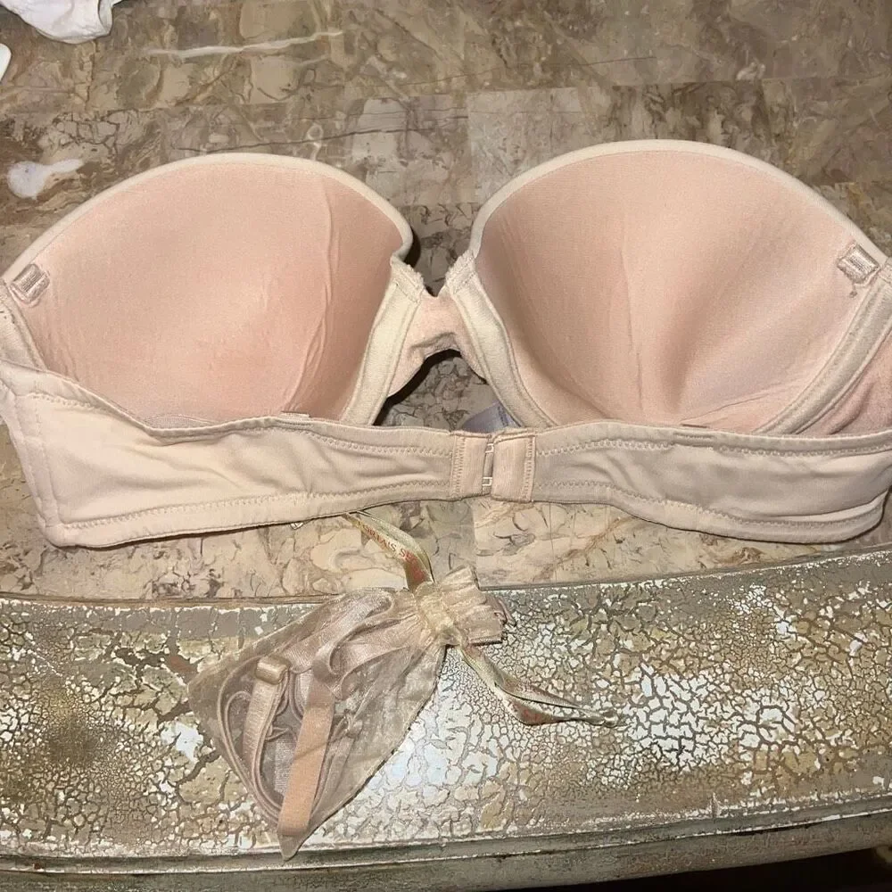 Victoria’s Secret nude strapless bra 36B